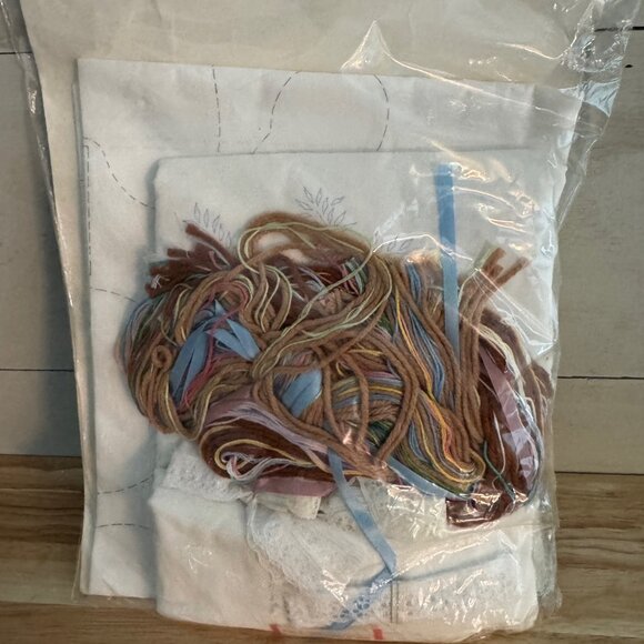 Bucilla Pillowcase Dolls  33212 Gallery 1992 Stitches Bride Christina Jennifer - Picture 5 of 5